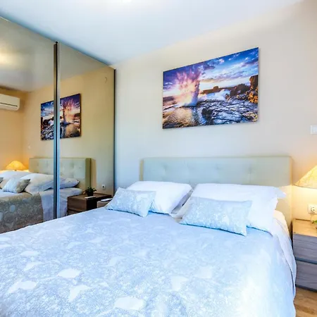 3 Bedroom Gorgeous In Apartment