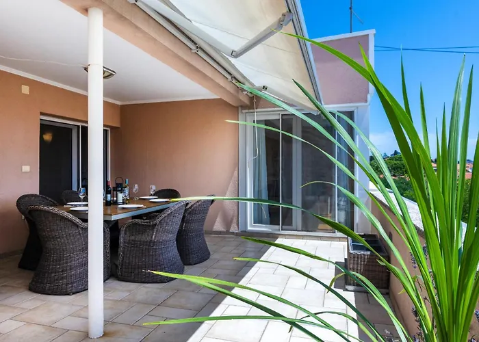 3 Bedroom In דירה *